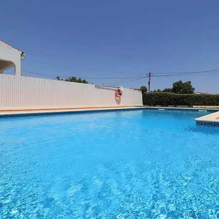 Сasa de vacaciones 3-bed Townhouse With Pool In Balaia