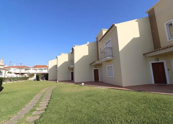 Vakantiehuis 3-bed Townhouse With Pool In Balaia